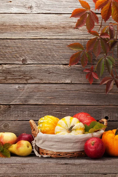 Tarjeta Bodegón Otoño Con Calabazas Manzanas Peras Hojas Coloridas Frente —  Fotos de Stock