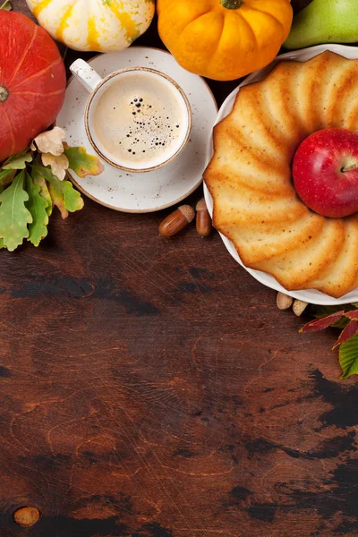 Hösten Bakgrunden Med Pumpor Äpple Kaffe Kaka Och Färgglada Löv — Stockfoto