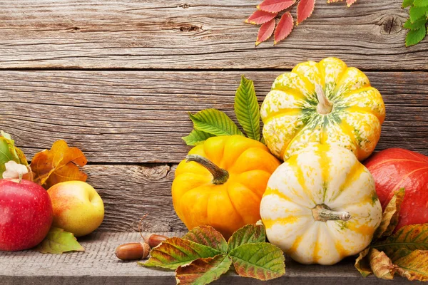 Herbst Stilllebenskarte Mit Kürbissen Äpfeln Birnen Und Bunten Blättern Vor — Stockfoto