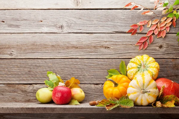 Tarjeta Bodegón Otoño Con Calabazas Manzanas Peras Hojas Coloridas Frente — Foto de Stock