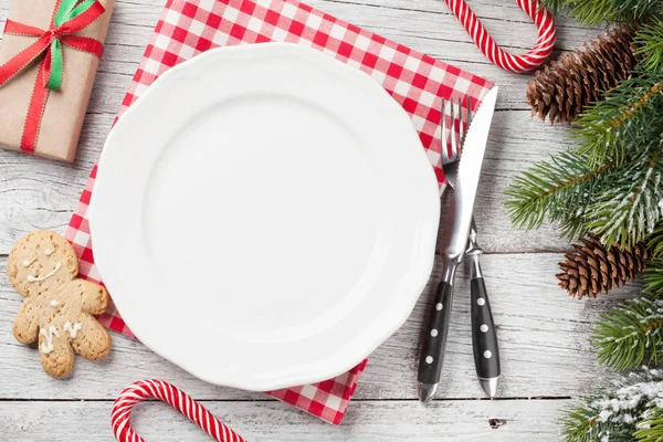 Cenário Mesa Jantar Natal Com Abeto Caixa Presente Vista Superior — Fotografia de Stock