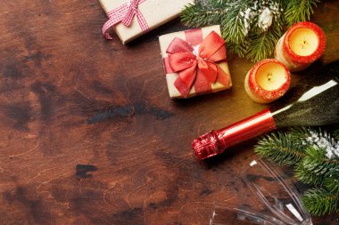 Noel hediye kutusu, mumlar, şampanya ve köknar ahşap arka plan üzerinde kar kapsamında şube ağaç. Üstten görünüm xmas zemin alan selam ile