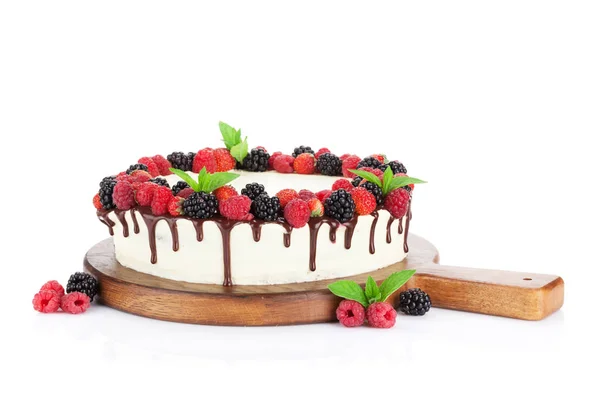 Torta Formaggio Con Cioccolato Bacche Sfondo Bianco — Foto Stock