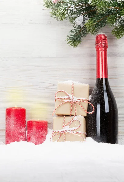 Weihnachtsgeschenkboxen Sektflasche Und Tannenzweig Auf Hellem Holzhintergrund — Stockfoto