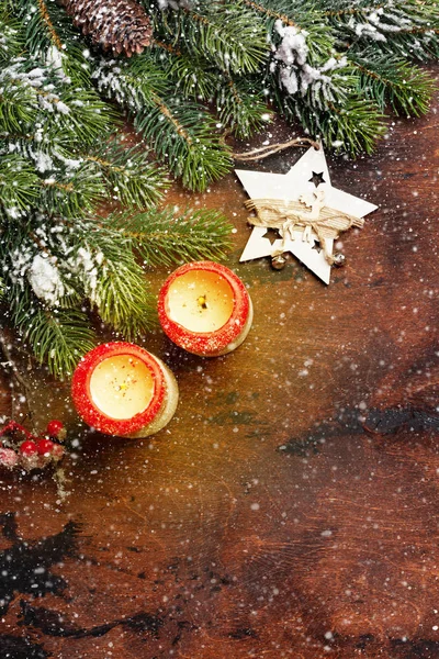 Χριστουγεννιάτικη Διακόσμηση Κεριά Και Ελάτης Κλαδί Δέντρου Που Καλύπτονται Από — Φωτογραφία Αρχείου
