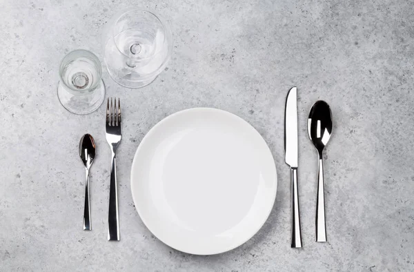 テーブルの設定 空の皿 ナイフ フォーク スプーン ワイングラスとナプキン 上から見るとフラット コピー スペースとレイアウト — ストック写真