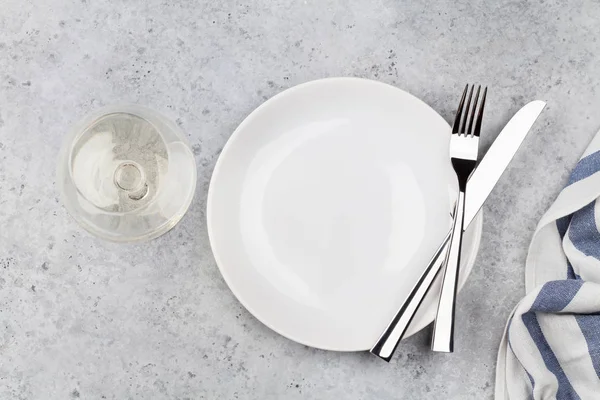 Tischdekoration Teller Messer Gabel Weinglas Und Serviette Leer Draufsicht Und — Stockfoto