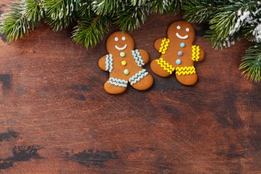 Noel gingerbread çerezleri köknar ahşap arka plan ağaç dalları ile 