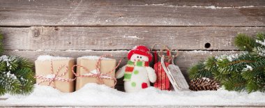 Noel hediye kutuları, kardan adam oyuncak ve xmas köknar ağacı dalı. Selam yeri olan görüntülemek