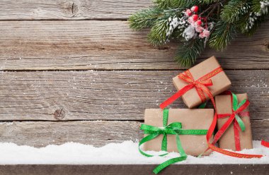 Noel hediye kutuları ve xmas köknar ağacı dalı. Selam yeri olan görüntülemek