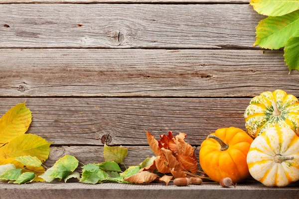 Herbst Stillleben Mit Kürbissen Und Bunten Blättern Auf Holzgrund — Stockfoto