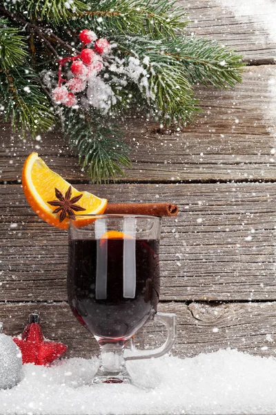Cup Mulled Wine Spices Fir Tree Branch Covered Snow Wooden — Stock Photo, Image