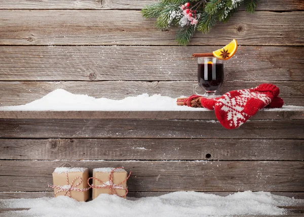 Weihnachtsgeschenkboxen Glühwein Heißgetränk Fäustlinge Und Tannenzweig Auf Holzgrund — Stockfoto