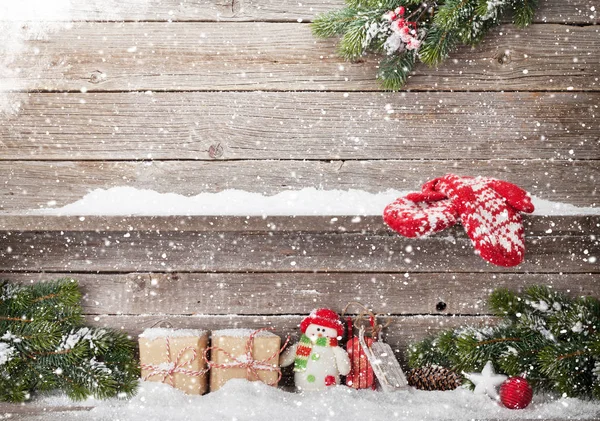 圣诞礼品盒 雪人玩具和圣诞冷杉树枝 用空格查看您的问候语 — 图库照片