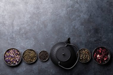 Çeşitli kuru çay ürün çeşitliliği ve çaydanlık. Siyah, yeşil ve bitkisel çay. Metin alanı olan üstten görünüm