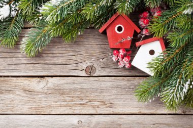 Noel tebrik kartı köknar ağacı, Noel dekor ahşap arka plan ile. Selam yeri olan üstten görünüm