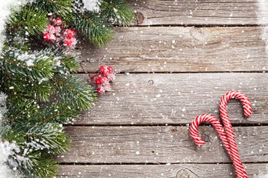 Noel şeker kamışı ve kar köknar ağacı ahşap masa üzerinde. Selam yeri olan Üstten Görünüm