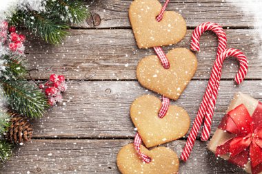 Noel kar köknar ağacı ve gingerbread çerezleri ahşap masa ile arka plan. Selam yeri olan üstten görünüm