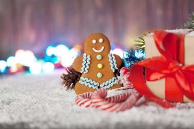 Noel hediyesi kutu, şeker kamışı, zencefilli kurabiye adam ve kar köknar ağacı. Kopya alanı ile Noel tebrik kartı