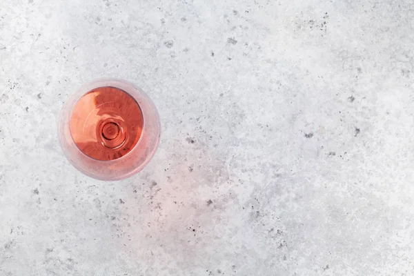 ワイングラスを石を背景に上昇しました テキストのスペースのトップ ビュー — ストック写真