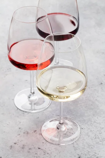 Rode Roze Witte Wijnglazen Stenen Tafel — Stockfoto