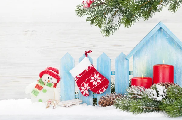 Weihnachtskerzen Schneemannspielzeug Deko Und Tannenzweig Weihnachtsgrußkarte Mit Platz Für Ihre — Stockfoto