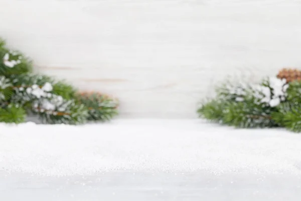 Різдвяний Фон Гілкою Ялинки Покритою Снігом Перед Дерев Яною Стіною — стокове фото