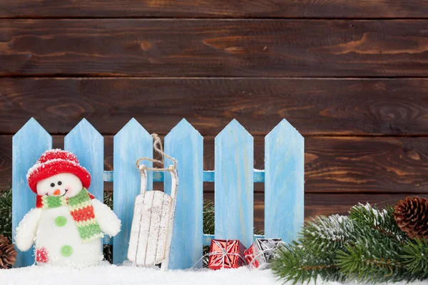 圣诞雪人和雪橇玩具和冷杉树枝 圣诞节背景与拷贝空间 — 图库照片