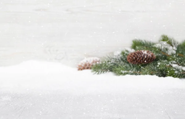 Weihnachtskulisse Mit Schneebedecktem Tannenzweig Vor Einer Holzwand Weihnachten Hintergrund Mit — Stockfoto