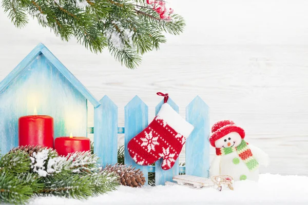 圣诞蜡烛 雪人玩具 装饰和冷杉树枝 圣诞贺卡与空间为您的问候 — 图库照片