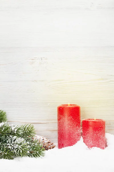 Candele Natale Ramo Abete Ricoperto Neve Davanti Alla Parete Legno — Foto Stock