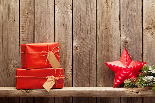 Weihnachtsgeschenkboxen Dekor Und Tannenbaum Vor Der Holzwand Ansicht Mit Kopierraum — Stockfoto