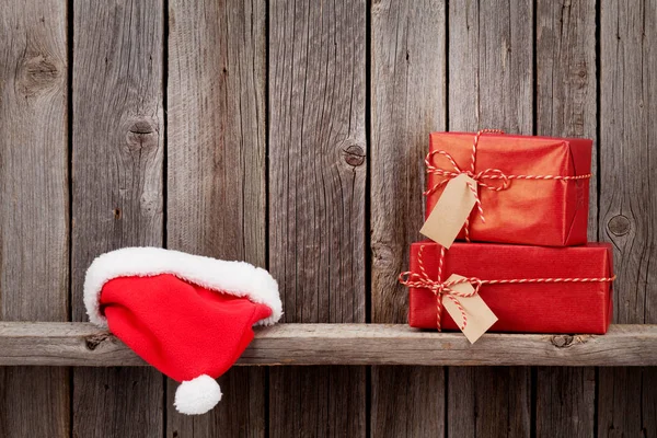 Confezioni Regalo Natale Cappello Babbo Natale Davanti Muro Legno Vista — Foto Stock