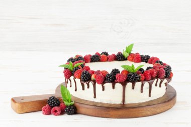 Çikolata ve çilek beyaz zemin üzerine cheesecake