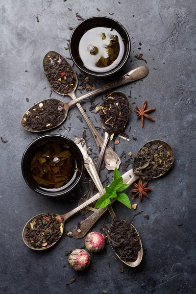 Çeşitli Çay Kaşık Siyah Yeşil Kırmızı Çay Üstten Görünüm Düz — Stok fotoğraf