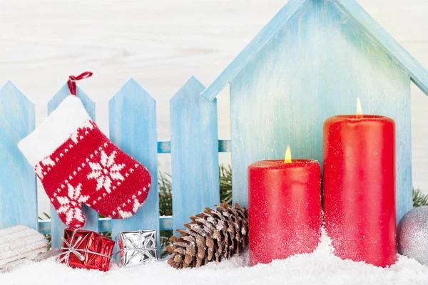 Weihnachtskerzen Deko Und Schneebedeckter Tannenzweig Vor Einer Holzwand Ansicht Mit — Stockfoto