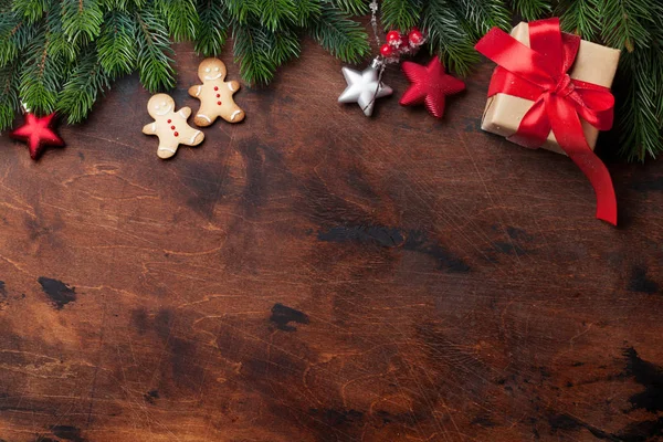 Christmas Pepparkakor Gåva Rutan Och Xmas Fir Trädgren Över Trä — Stockfoto