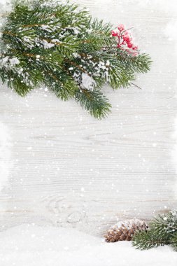 Noel köknar ağacı tarafından ahşap duvar önünde kar kaplı. Xmas arka plan kopya alanı ile