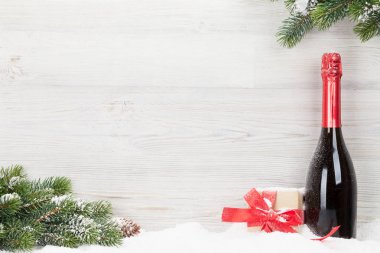 Noel hediye kutusu, şampanya şişesi ve xmas köknar ağacı dalı. Selam yeri olan görüntülemek