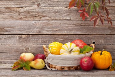 Kabak, elma, armut ve renkli yaprakları ile sonbahar natürmort