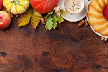 Sonbahar zemin kabak, elma, pasta, kahve ve ahşap arka plan üzerinde renkli yaprakları ile