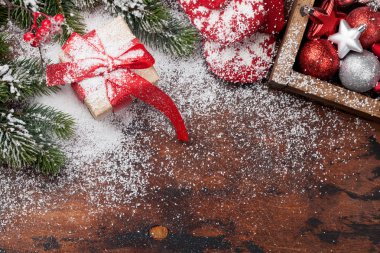 Noel kartı hediye kutusu, mittens ve ahşap masa üstüne kutu