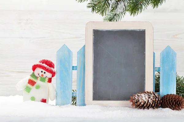 Weihnachtsschneemannspielzeug Und Tannenzweig Mit Kreidetafel Zur Begrüßung — Stockfoto