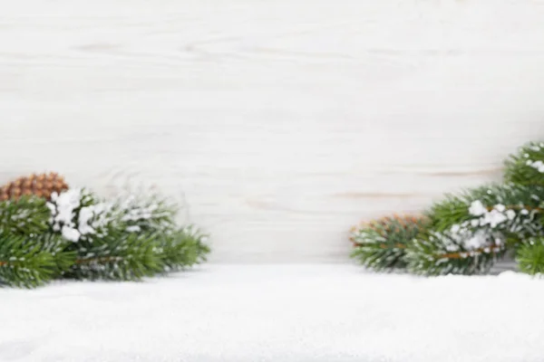 Fond Noël Avec Branche Sapin Hors Foyer Recouverte Neige Devant — Photo