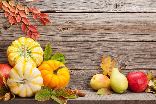 Bodegón Otoño Con Calabazas Manzana Peras Hojas Coloridas Pared Madera — Foto de Stock