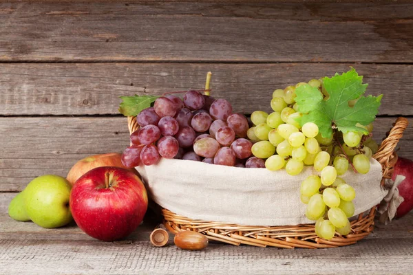 Jesień Martwa Natura Jabłka Gruszki Winogrona Kolorowe Liście — Zdjęcie stockowe