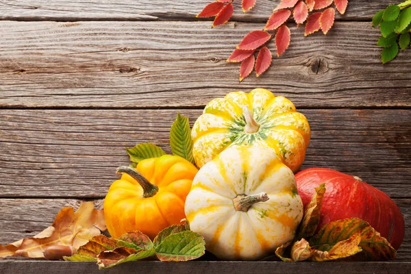 Herfst Stilleven Met Pompoenen Kleurrijke Bladeren Houten Achtergrond — Stockfoto