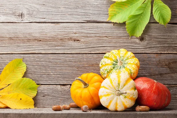 Bodegón Otoño Con Calabazas Hojas Coloridas Sobre Fondo Madera —  Fotos de Stock