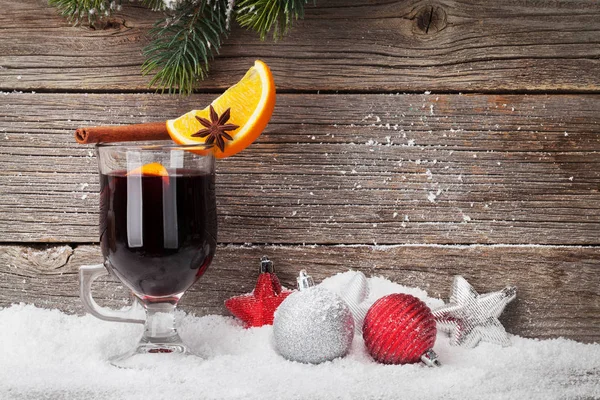 Tarjeta Navidad Con Vino Caliente Con Especias Bolas Rama Abeto — Foto de Stock