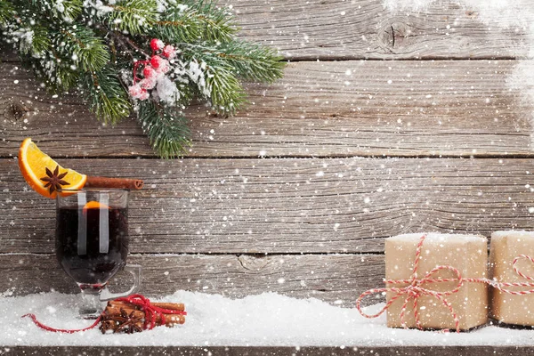 Weihnachtsgeschenkboxen Glühwein Heißgetränk Und Tannenzweig Auf Holzgrund — Stockfoto